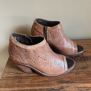 Reba By Justin Shawna Tawny Leather Studded Boots Booties Size 8